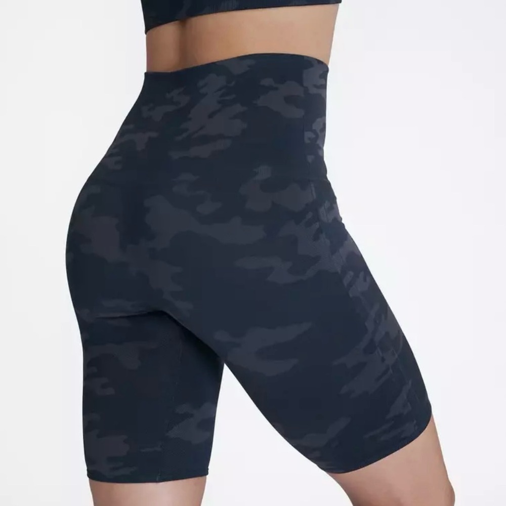 NEW SPANX Women’s Lamn High Waisted Bike Short 8” Black Camo Size Large 50180R